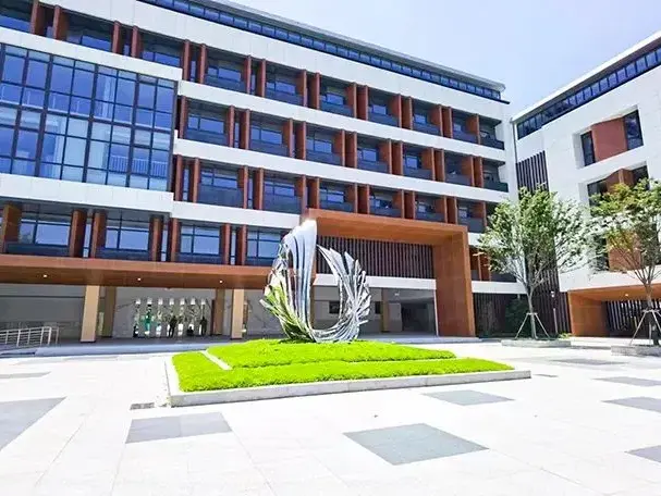 សាលារចនាសម្ព័ន្ធដែកពន្លឺ